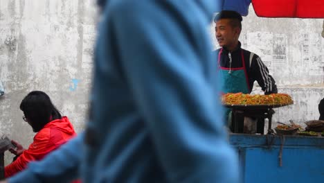 Un-Vendedor-Ambulante-Preparando-Chow-Mein-Para-Vender-En-Las-Calles-De-Darjeeling-Por-La-Noche
