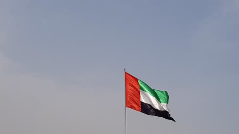Bandera-De-Emiratos-árabes-Unidos-Con-Cielo-Despejado,-Viento
