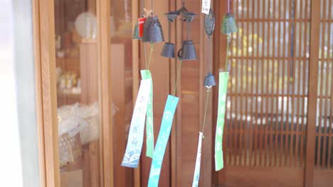 Windspiele-Wehen-Im-Wind-In-Kyoto,-Japan-Sanfte-Beleuchtung-Zeitlupe-4k