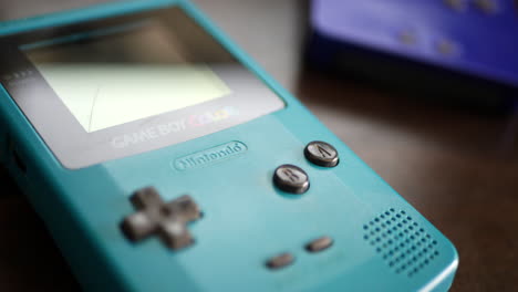 Ein-Klassisches-Vintage-Retro-Nintendo-Gameboy-Color--Und-Advance-SP-Videospiel-Handheld-Gerät
