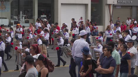 Los-Escolares-Actúan-Con-Xilófonos-Y-Tambores-Durante-El-Desfile-Del-Día-De-La-Independencia-De-Costa-Rica