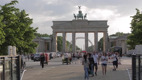 Wide-shot-of-the-Brandenburg-Gate---Berlin,-Germany