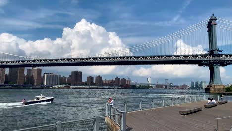 Schöne-Landschaftsansicht-Der-Manhattan-brücke-Mit-Kleinem-Boot-Im-Ostfluss