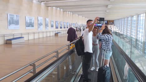 Touristen,-Die-Ein-Selfie-Auf-Einem-Fahrsteig-Im-Transit-Auf-Dem-Flughafen-Ben-Gurion,-Israel,-Machen