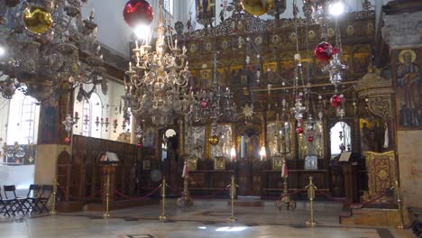 Lámparas-Colgantes-En-La-Iglesia-De-La-Natividad-En-Belén,-En-Cisjordania-Palestina