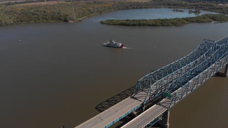 Schaufelrad-Flussboot-Bewegt-Sich-Den-Mächtigen-Illinois-River-In-Der-Nähe-Von-Peoria,-Illinois,-USA-Hinunter
