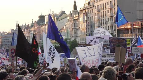 Transparente,-Fahnen-Und-Schilder-Bei-Demonstration,-Prag,-Tschechische-Republik