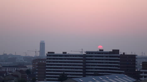 Zeitraffer-Eines-Stadtbildes-Mit-Blick-Auf-Den-Sonnenuntergang-Am-Himmel-über-Dem-Wohnhaus-In-Paris,-Frankreich