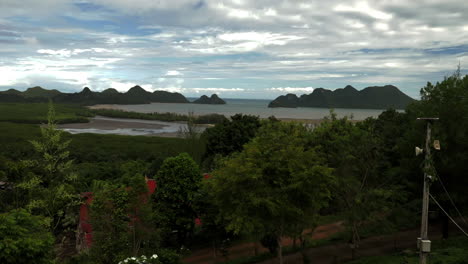 Mirando-La-Bahía,-Los-árboles-Y-El-Cielo-En-Tailandia