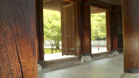 Pilares-Gigantes-De-Un-Gran-Templo,-Entrada-De-Puerta-De-Madera-En-Kyoto,-Japón-Iluminación-Suave-Cámara-Lenta-4k