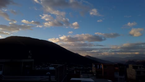 Sonnenuntergang-Im-Zeitraffer-Auf-Dem-Dach-Meines-Hauses-In-Quito