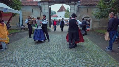Folkloretänzer,-Die-Auf-Der-Straße-Mit-Akkordeonspieler-Auftreten