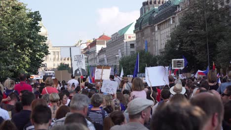 Leute,-Die-Transparente-Bei-Der-Demonstration-In-Prag,-Tschechische-Republik,-Rückansicht-Halten