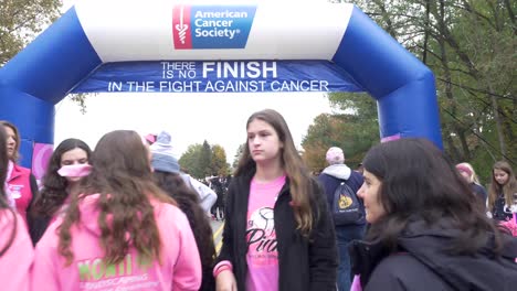 Menschen-In-Parsippany,-New-Jersey,-Beenden-Im-Oktober-2019-Den-Jährlichen-Brustkrebsaufklärungsmarsch-Im-Rahmen-Der-Making-Strides-Kampagne