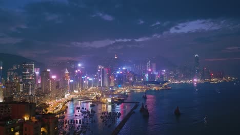 Erhöhte-Ansicht-Mit-Blick-Auf-Die-Skyline-Von-Victoria-Harbour-In-Der-Dämmerung,-Insel-Hong-Kong,-Hk