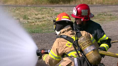 Feuerwehrfrauen-Trainieren-Mit-Einem-Feuerwehrschlauch
