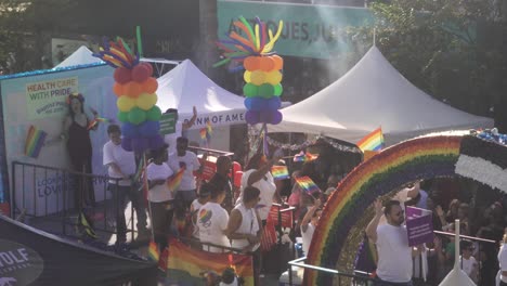 Leute-Auf-Steinmauer-Schweben-Bei-River-City-Pride-Parade-In-Jacksonville,-Fl