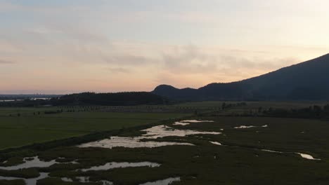 Wunderschöner-Luftpanoramablick-Auf-Die-Kanadische-Berglandschaft-Während-Eines-Lebendigen-Sommersonnenuntergangs