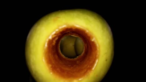 Beginnend-Im-Inneren-Eines-Oxidierten-Apfelkerns,-Wo-Ein-Blick-Auf-3-Andere-Äpfel-Zu-Sehen-Ist