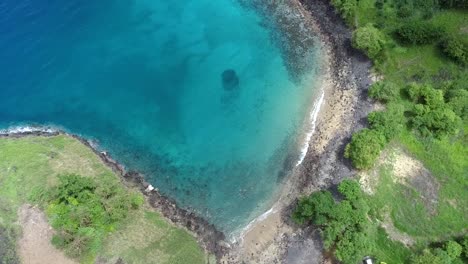 Luftaufstiegsansicht-Tropischer-Blauer-Lagunenstrand,-Insel-São-Tomé
