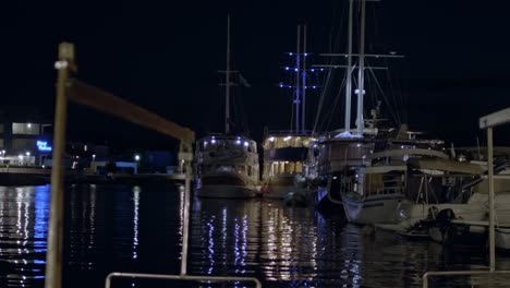 Schiffe-Und-Boote,-Die-Nachts-In-Einem-Jachthafen-Geparkt-Sind