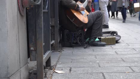 Jemand,-Der-Auf-Der-Straße-Gitarre-Spielt-Und-In-Der-Hoffnung,-Etwas-Geld-Zu-Verdienen