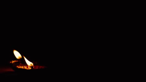 Linterna-De-Aceite-En-La-Oscuridad,-Fuegos-Artificiales-En-La-Noche,-Una-Celebración-De-La-Colección-Del-Festival