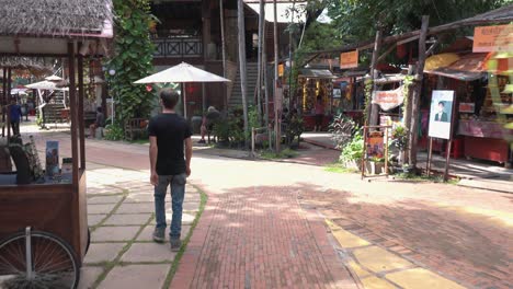 Männlicher-Tourist,-Der-Den-Markt-Der-King&#39;s-Road-In-Angkor-Erkundet