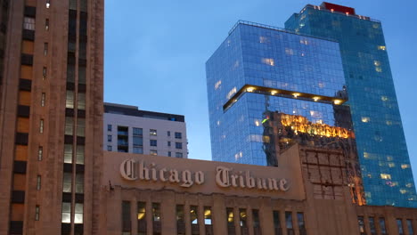 Chicago-Tribune-Gebäudefassade-In-Der-Innenstadt,-Usa,-Vereinigte-Staaten,-Tageszeitungsbüro-Der-Metropolregion-Chicago,-Moderne-Architektur,-Gebäude,-Wolkenkratzer