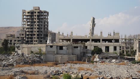 Tiro-Lento-De-Las-Infraestructuras-Dañadas-En-Las-Afueras-De-Damasco,-Siria