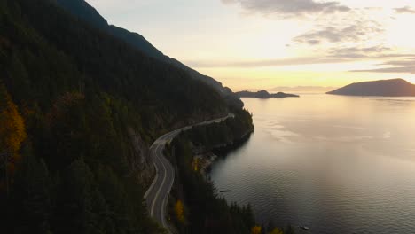 Sea-To-Sky-Hwy-En-Howe-Sound-Cerca-De-Horseshoe-Bay,-West-Vancouver,-British-Columbia,-Canadá