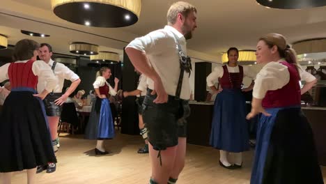 Imágenes-De-Hombres-Y-Mujeres-Bailando-Una-Danza-Folclórica-Austríaca-Con-Su-Traje-Austríaco