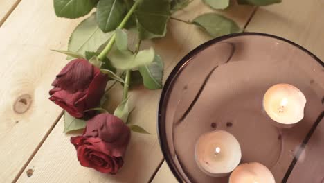 Schwimmende-Teelichter-Mit-Roter-Rose-Für-Einen-Romantischen-Abend
