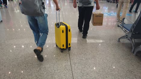 Xian,-China---Juli-2019:-Mann-Mit-Gelbem-Koffer,-Der-Im-Modernen-Xian-hochgeschwindigkeitsbahnhof-Zum-Fahrkartenschalter-Und-Zur-Abflughalle-Geht