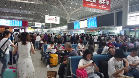 Xian,-China---Juli-2019:-Massen-Von-Chinesen-Im-Modernen-Hochgeschwindigkeitsbahnhof-Von-Xian