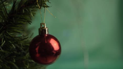 Rote-Weihnachtskugeln-Mit-Blinkenden-Lichtern-Bokeh-Auf-Grünem-Hintergrund