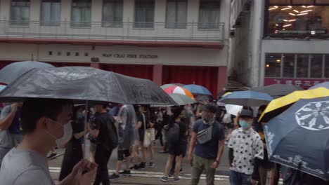 Langsamer-Schwenk,-Während-Demonstranten-Gemeinsam-Regenschirme-öffnen,-Hongkong