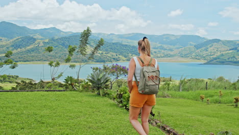 Aufnahme-Eines-Blonden-Mädchens,-Das-Im-Arenal-Nationalpark-In-Costa-Rica-Spazieren-Geht