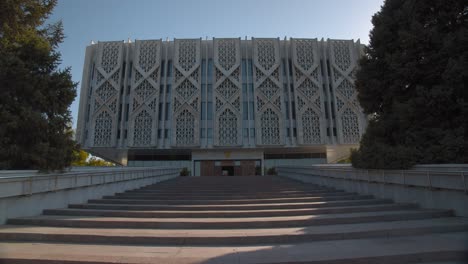El-Museo-Estatal-De-Historia-De-Uzbekistán,-Anteriormente-Conocido-Como-El-Museo-Nacional-De-Turkestán,-Fue-Fundado-En-1876