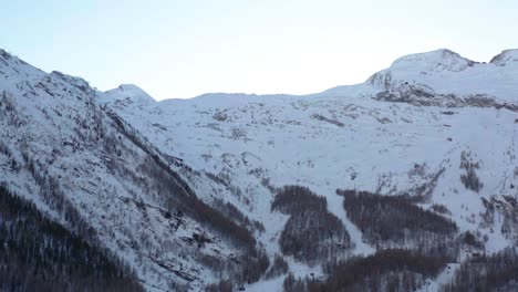 Neigung-Der-Skilifte-In-Wunderschönen-Schneebedeckten-Bergen