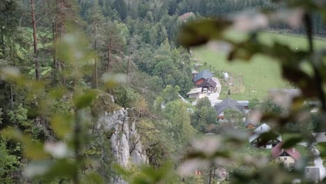 La-Vista-Sobre-El-Pueblo-De-Gozd-Martuljek-En-Eslovenia-Con-La-Hermosa-Naturaleza-Y-El-Bosque-Verde-Alrededor