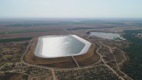 Luftaufnahmen-Eines-Landwirtschaftlichen-Wasserreservoirs-In-Einem-Großen-Feldgebiet