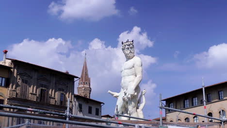Tiefwinkelansicht-Des-Neptunbrunnens-In-Florenz-Gegen-Blauen-Himmel-Und-Wolken,-Italien
