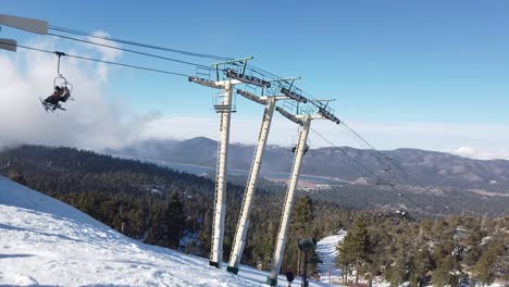 Ski-lift-brings-people-up-Big-Bear-mountain-with-a-beautiful-view