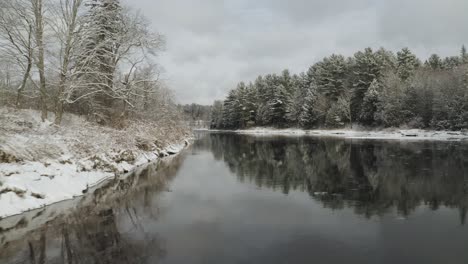 Winter-Am-Fluss-Piscataquis.-Maine.-USA.-Antenne-Nach-Vorne