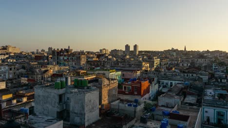 Luftzeitraffer-Der-Wohngegend-In-Der-Altstadt-Von-Havanna,-Der-Hauptstadt-Kubas,-Während-Eines-Farbenfrohen,-Bewölkten-Sonnenuntergangs