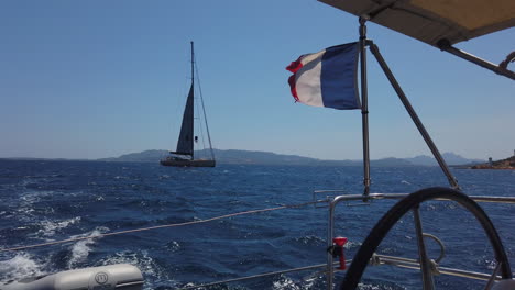Die-Französische-Flagge-Weht-Am-Ende-Eines-Bootes-Im-Wind