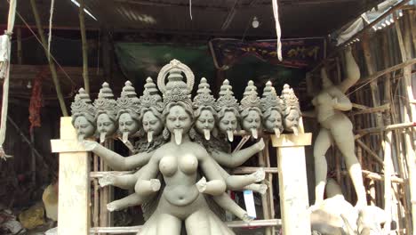 Unfinished-clay-idols-of-Indian-gods-and-goddess-at-workshop,-smooth-camera-movement