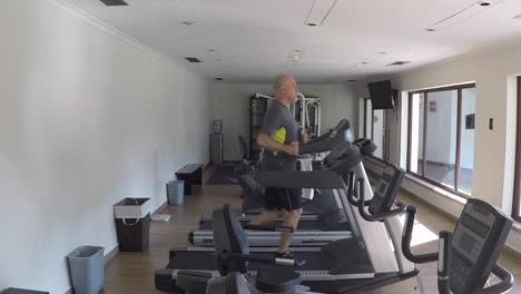 timelapse-of-an-athlete-running-in-the-band-inside-a-gym