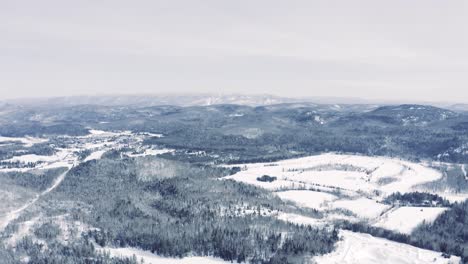 Winterlandschaft---Drohnenfliegen---4k---Berge---Mont-Tremblant,-Skigebietssequenz-001-007